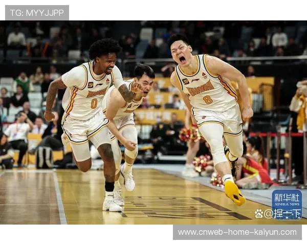 超级扣篮震碎篮板，全场观众尖叫